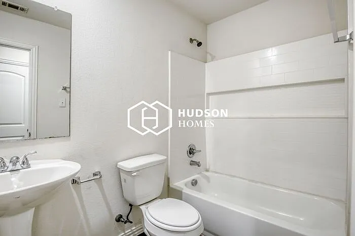 2829 Oakdale St — Photo 11