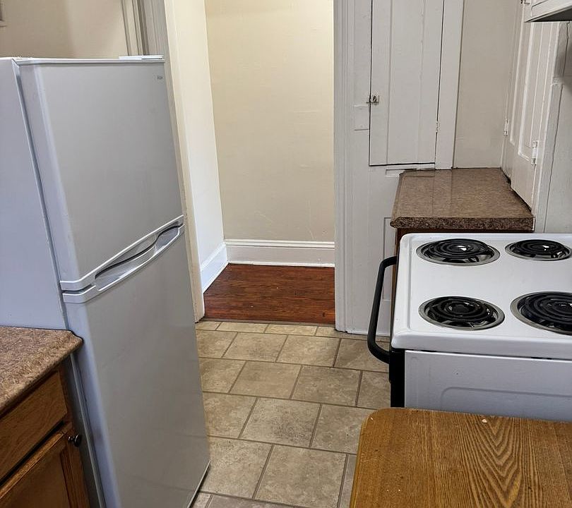 1st image of 26 W Queen St APT 2R