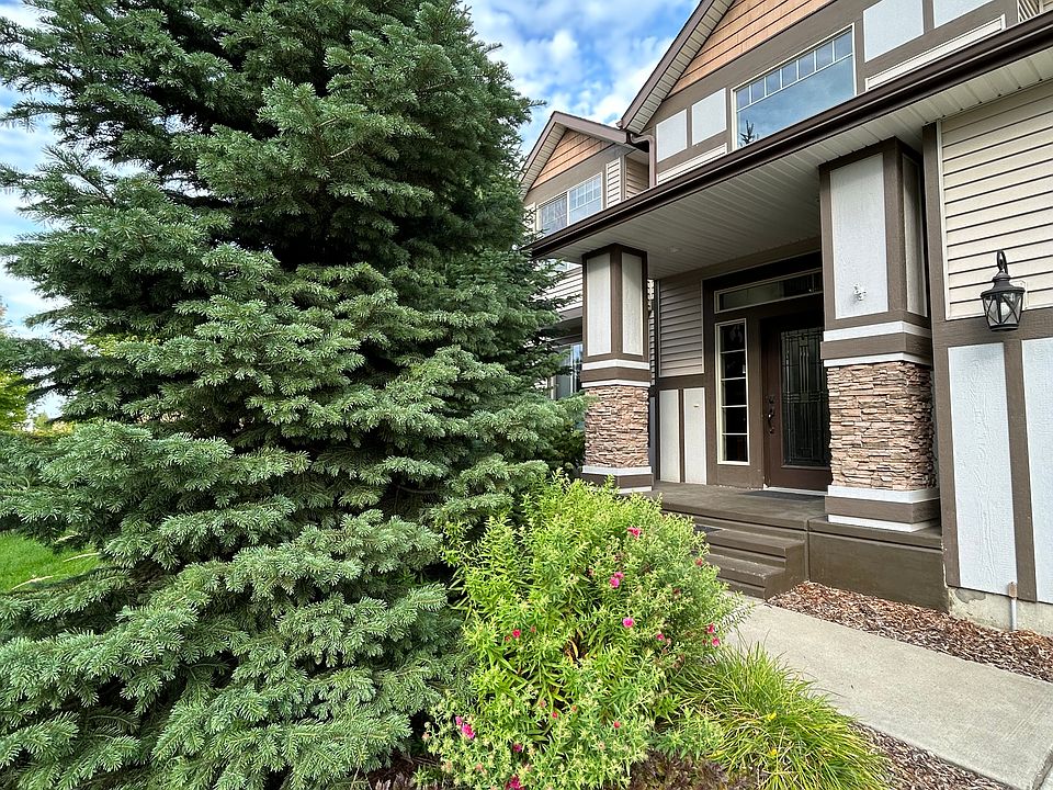 Landscaped Front Yard/Entrance