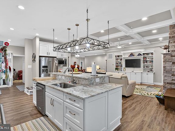 5th image of 14730 Locust Ct