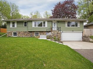 658 Belmont Ln W, Roseville, MN 55113