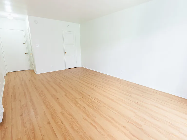 Gayley Manor Apartments — Photo 56