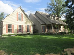 467 Whispering Pines Dr, Trenton, GA 30752