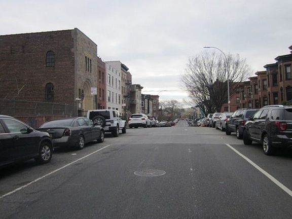 5th image of 587 Saint Johns Pl #17R