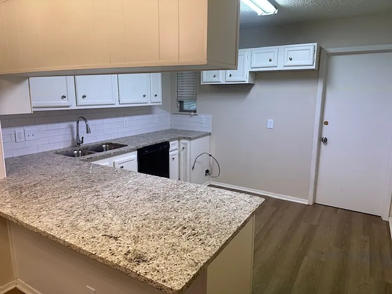 809 Georgia Ln — Photo 4