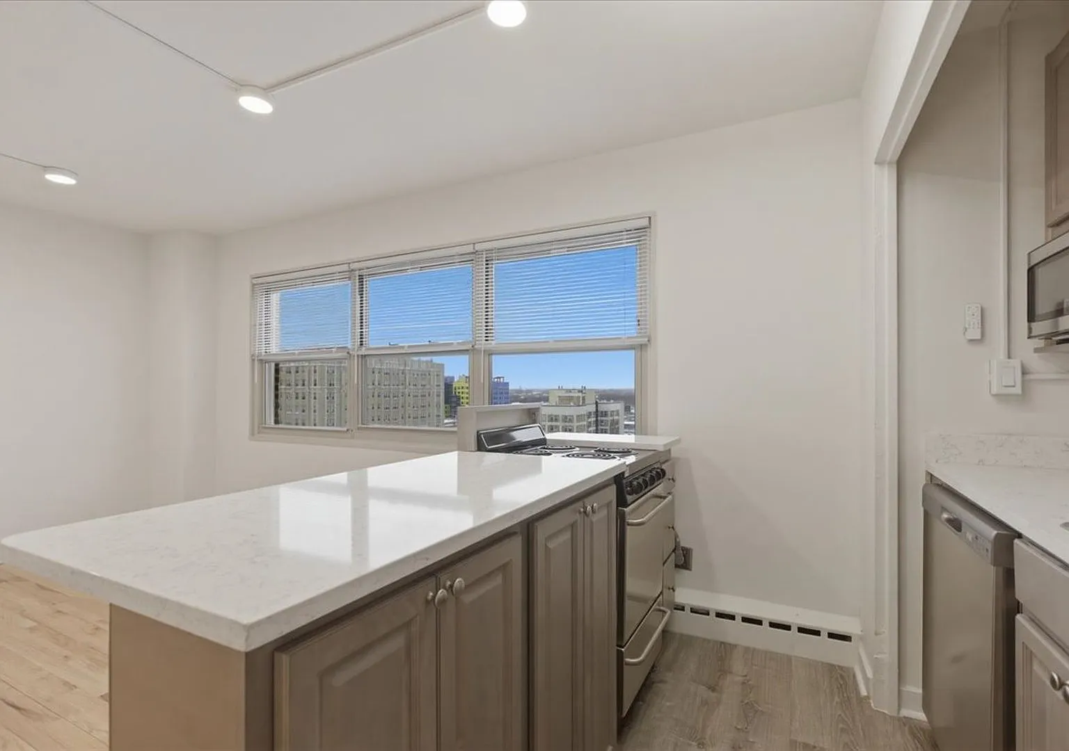 Studio, 500 sqft, $1,680 — Photo 3