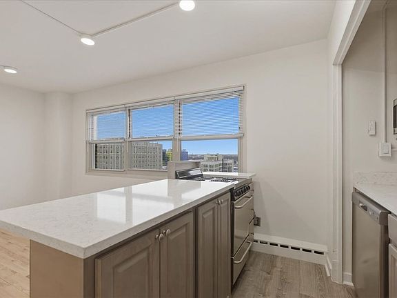 3rd image of 5631 N Sheridan Rd #S1106