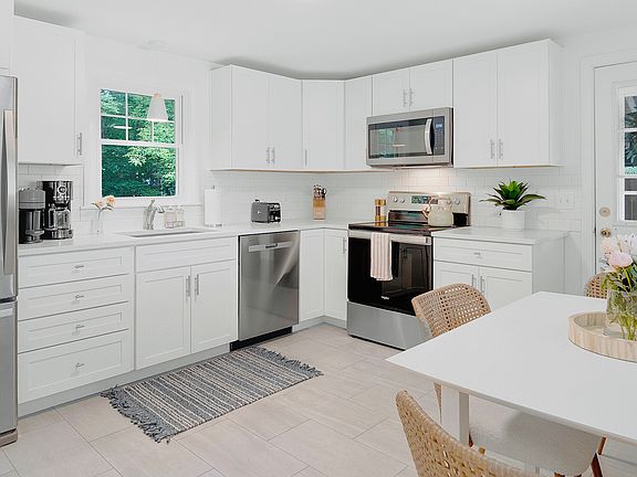 Modern, new kitchen and dining area.