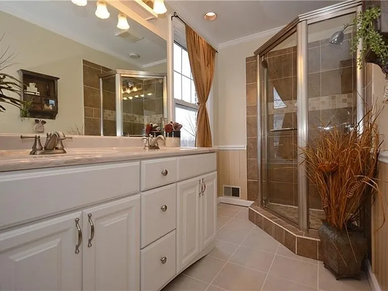 2112 Saranac Ave — Photo 15