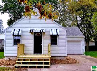 1007 Chestnut St, Hull, IA 51239