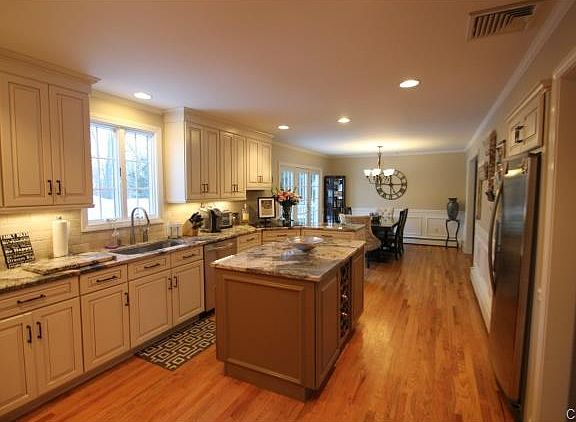 4th image of 30 Huntington Cir