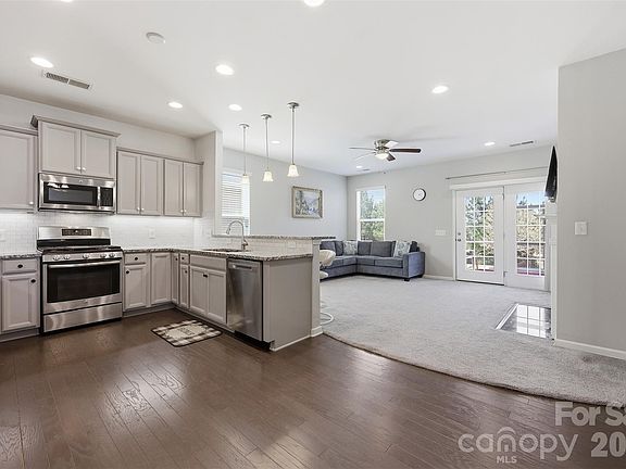4th image of 3176 Bridgewater St