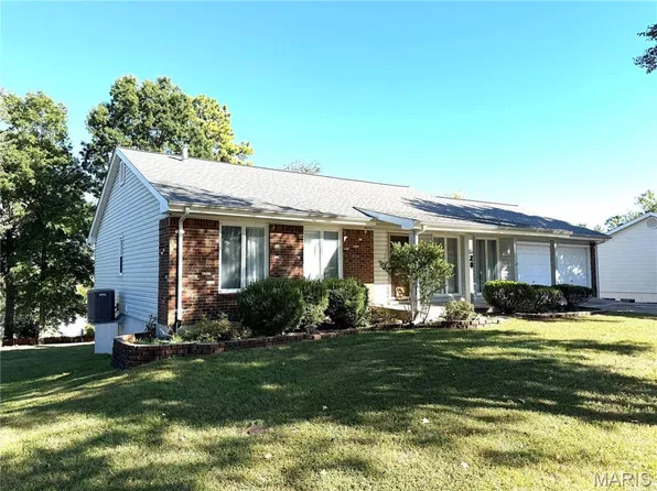 828 Country Heights Ct, Ballwin, MO 63021