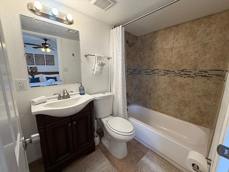 Twin Palms Apartments — Photo 10