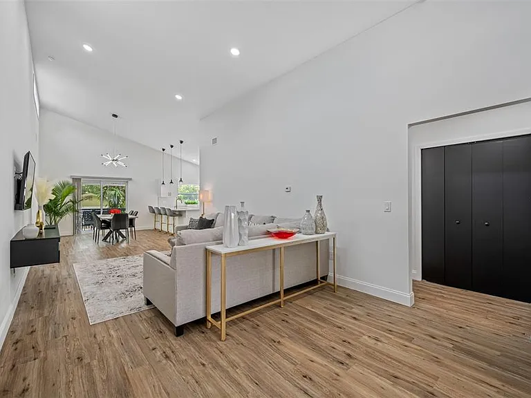 3717 E Clifton St — Photo 6