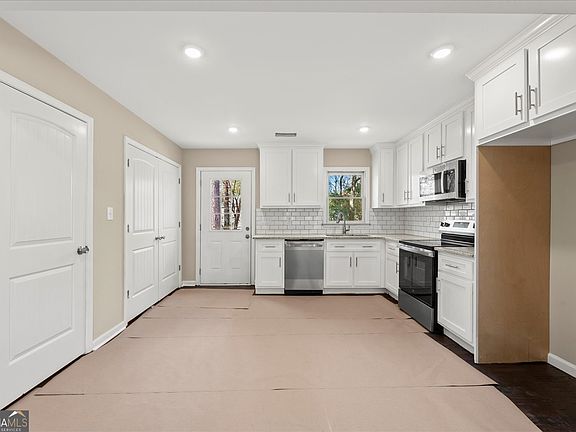 5th image of 150 Royal Ct