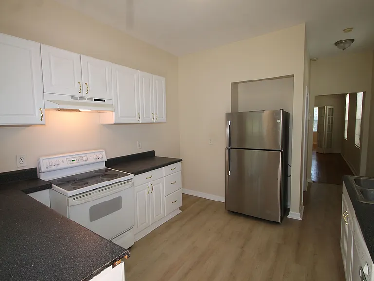 214 W 38th St — Photo 10