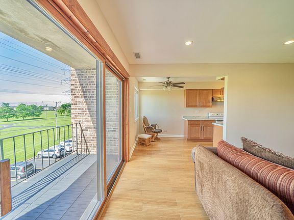 4th image of 625 W Huntington Commons Rd APT 317