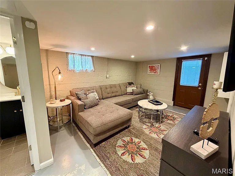 22 Stratford Ln — Photo 16