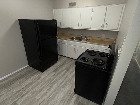 4th image of 700 Chateau Dr #610