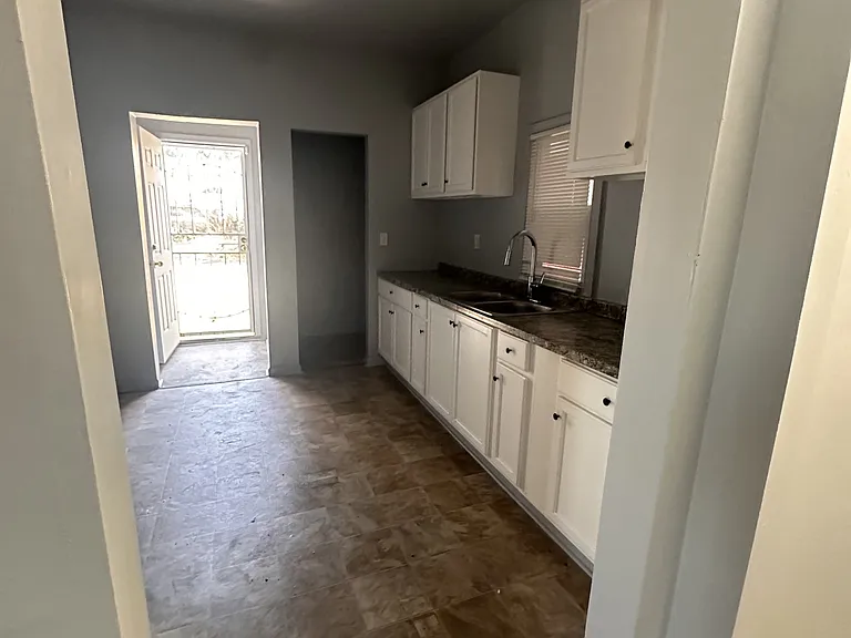 558 Holbrook Ave — Photo 6