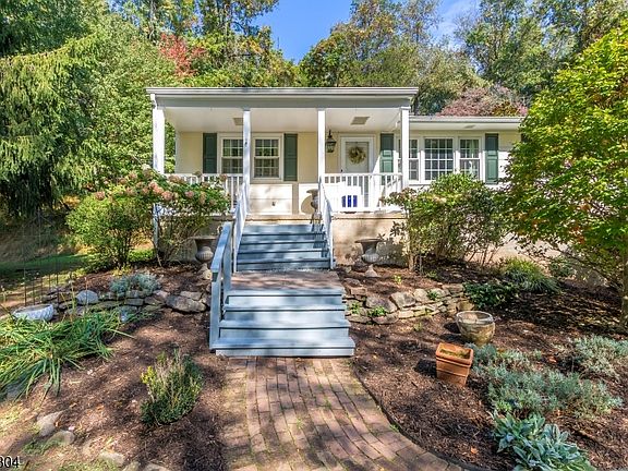 2nd image of 8 Prescott Cir