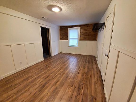 4th image of 970 E Elmwood Dr