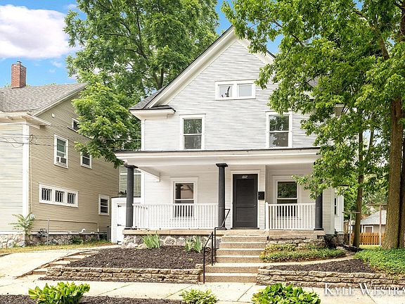 3rd image of 607 Hawthorne St NE