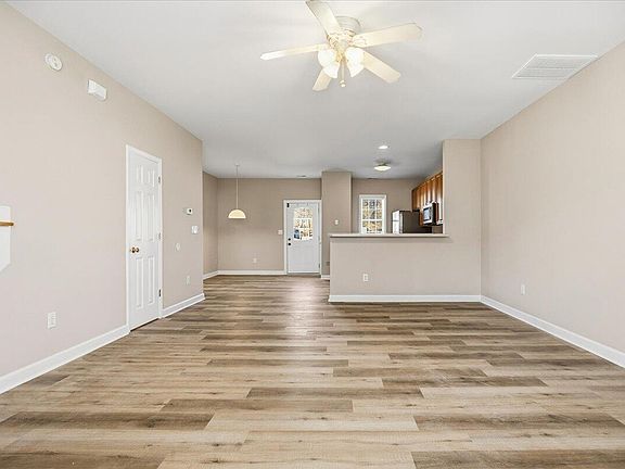 5th image of 317 Commons Dr