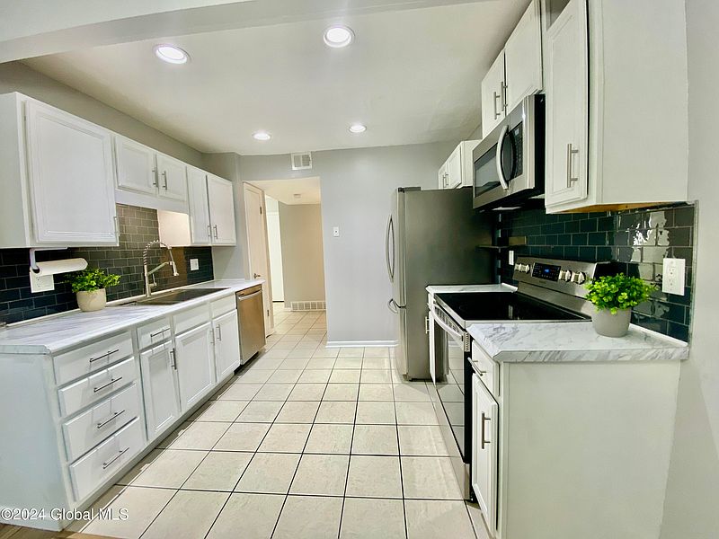 5th image of 135 Tallow Wood Drive