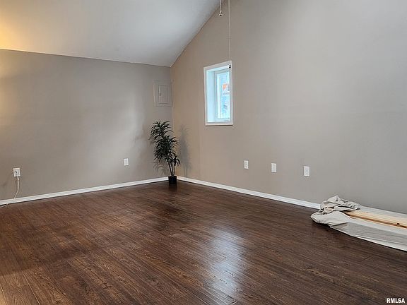 5th image of 270 S Birks St