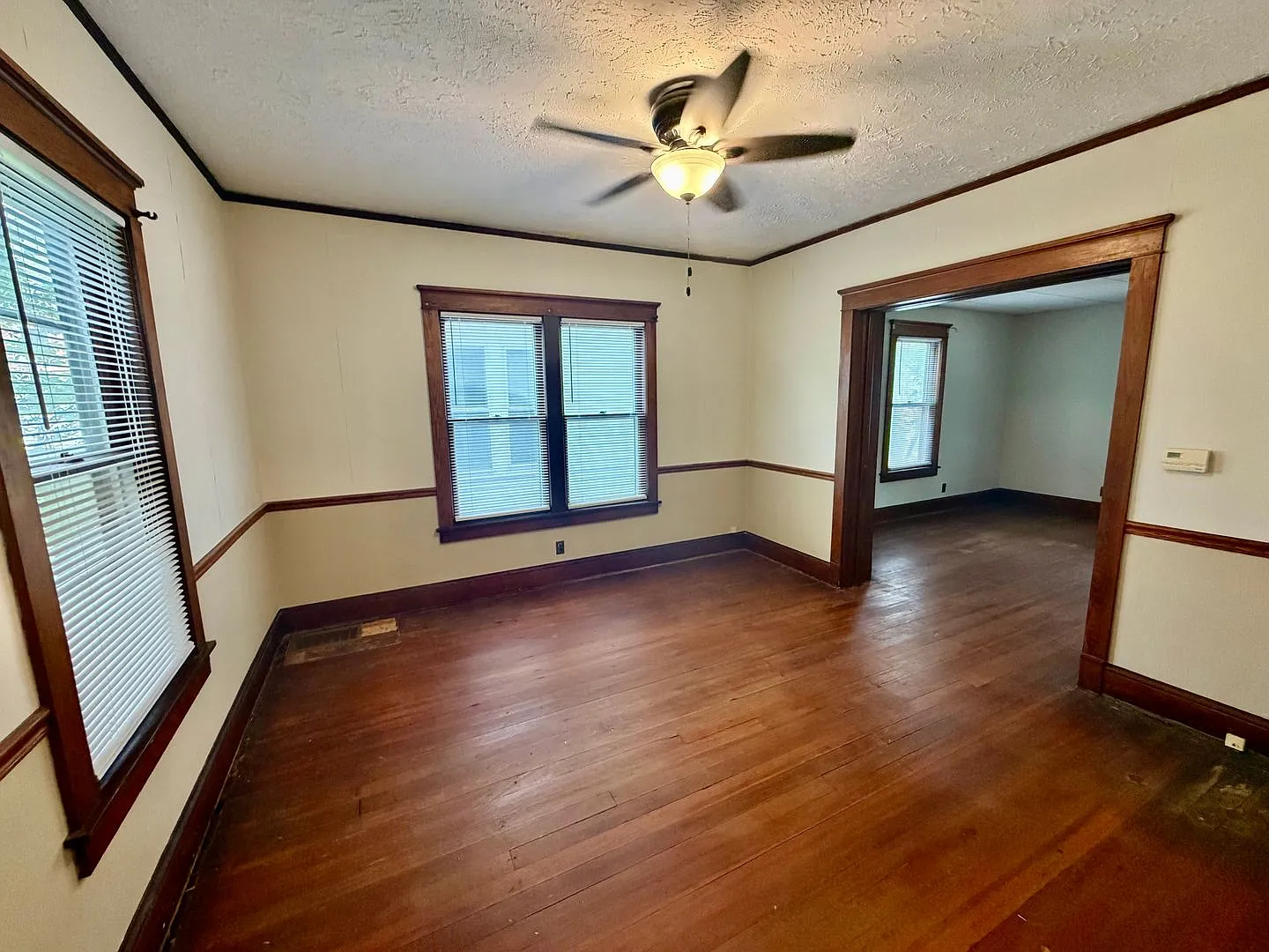 Charming 2 Bedroom Home Near Illinois Wesleyan! — Photo 4