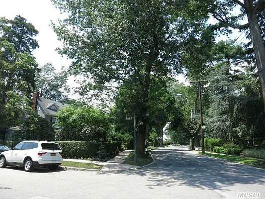 Sold by Douglas Elliman | media 28