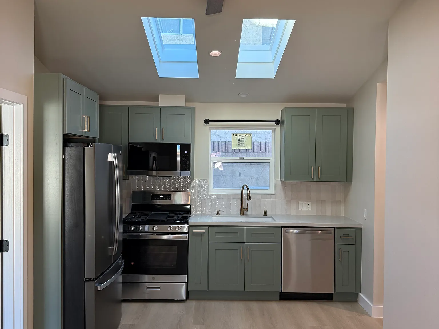 2 bed, 600 sqft, $3,300 — Photo 2