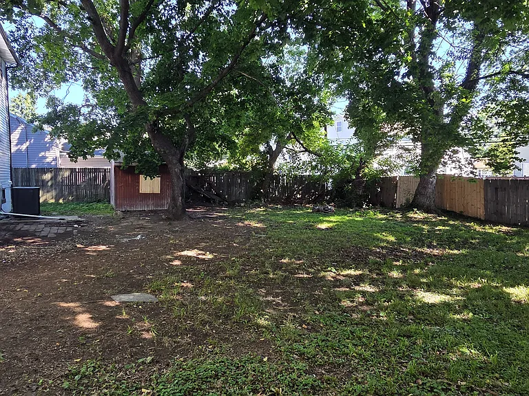 1019 Green Ln — Photo 35