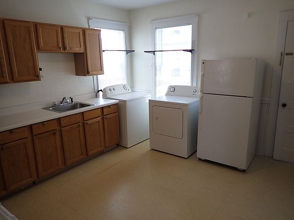 3rd image of 265 Ash St Floor 2