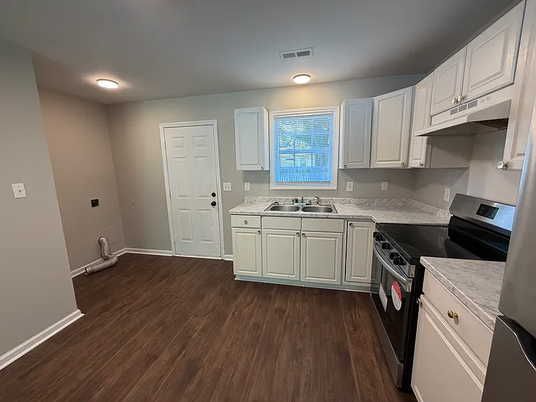 604 Winston Cir — Photo 2