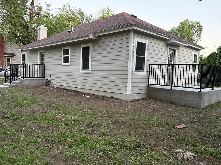 2503 E Graham Ave — Photo 3