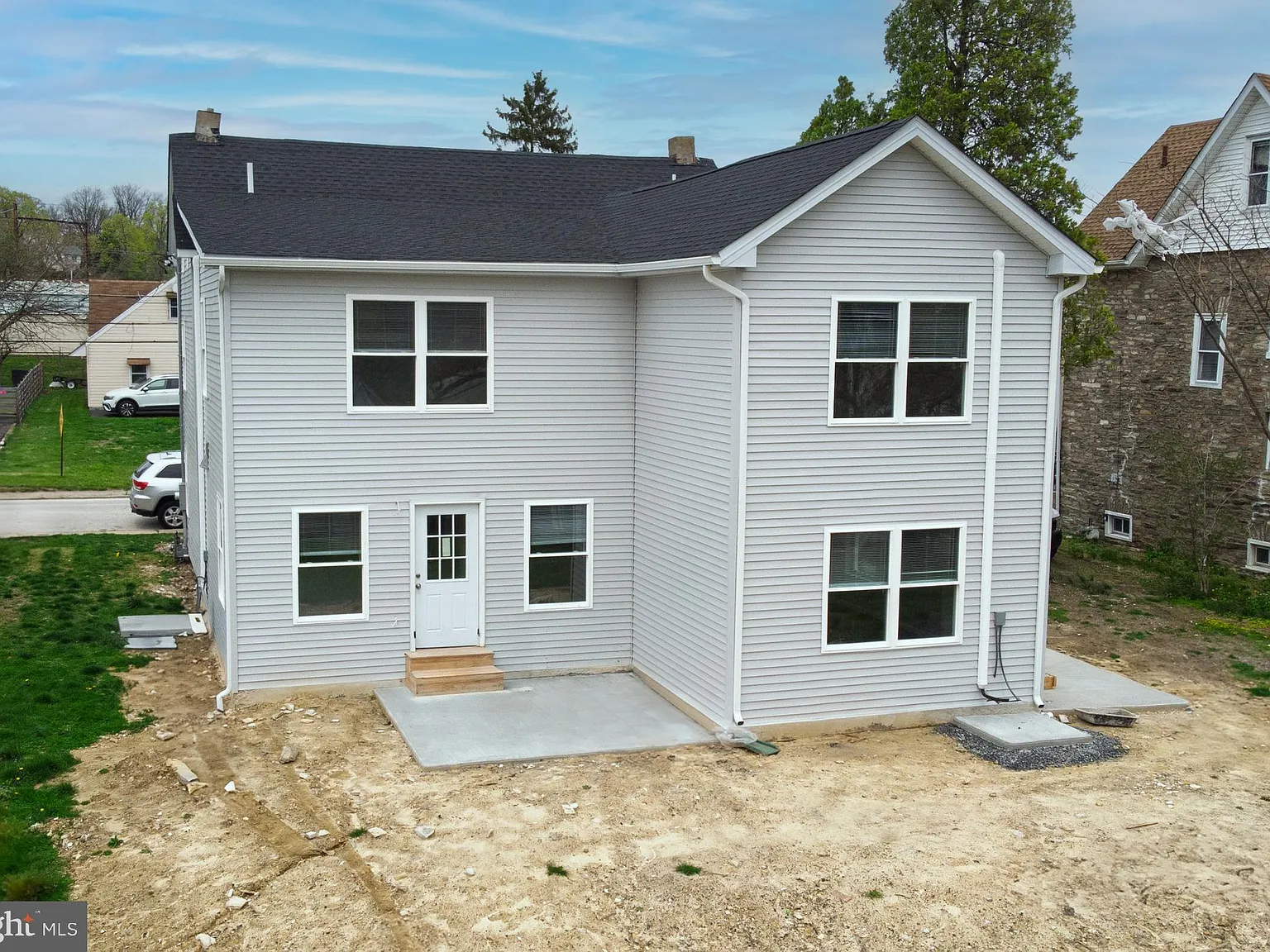 3 bed, 1.5 bath, 2747 sqft, $3,000 — Photo 2