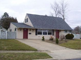 16 Conifer Rd, Levittown, PA 19057