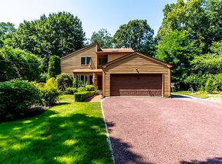 11 Cora Ct, Hampton Bays, NY 11946