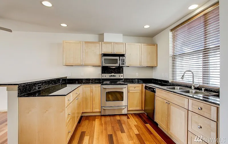 3 bed, 1230 sqft, $3,000 — Photo 3