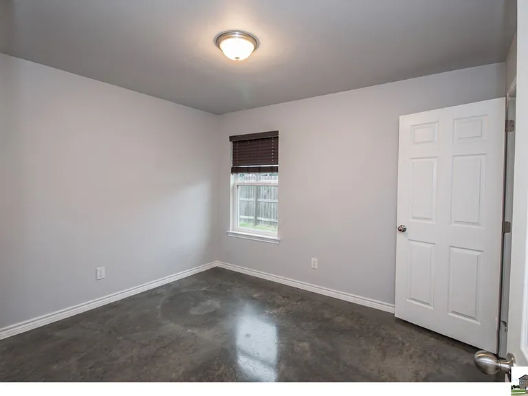 300 Lowes Blvd #B — Photo 34