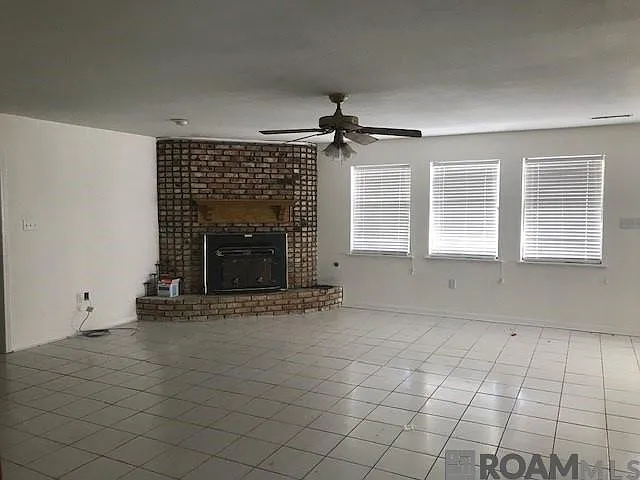 4 bed, 2800 sqft, $2,400 — Photo 4