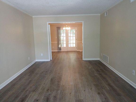 Living room (14_ x q11.5_) and dining room (11.5_x11.5_)