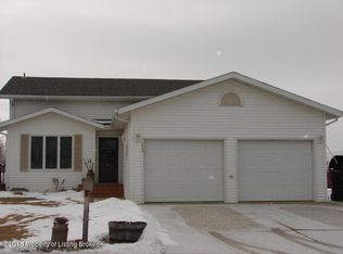 429 Baker Ave, Dickinson, ND 58601