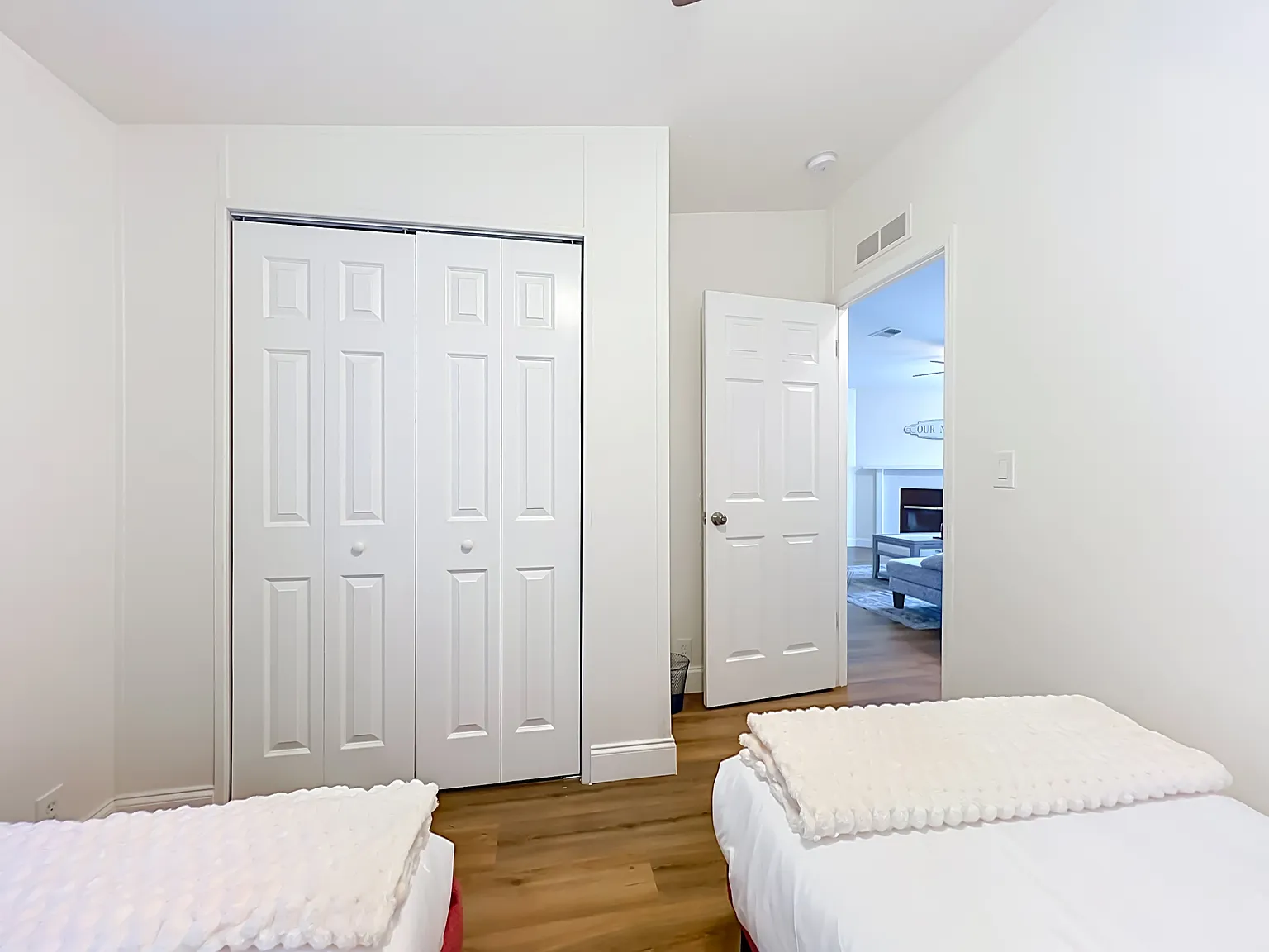 3 bed, 1296 sqft, $3,749 — Photo 4