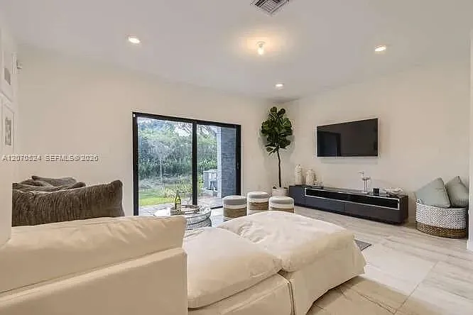 142 SE 5th Ct — Photo 9