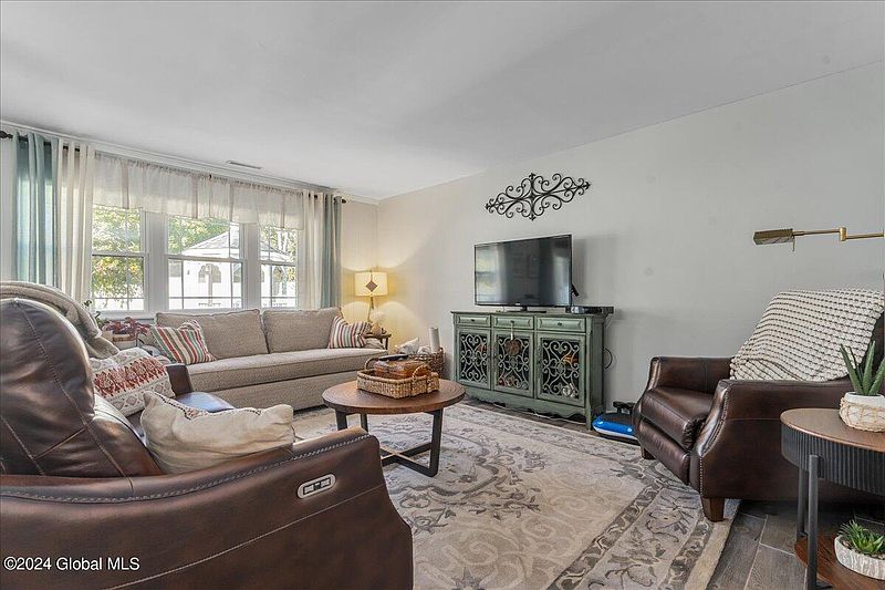 5th image of 299 Colonial Circle