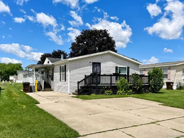 90 Menlo Park Dr, Belleville, MI 48111